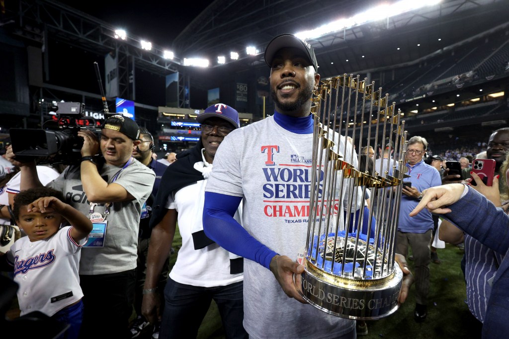 Aroldis Chapman agreed to a one-year, $10.5 million contract with the Pirates.