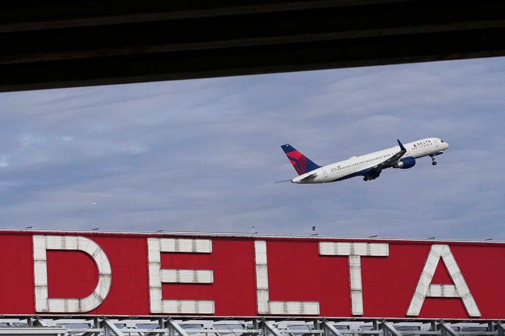 A Delta plane lost a tire while taxiing on the runway.