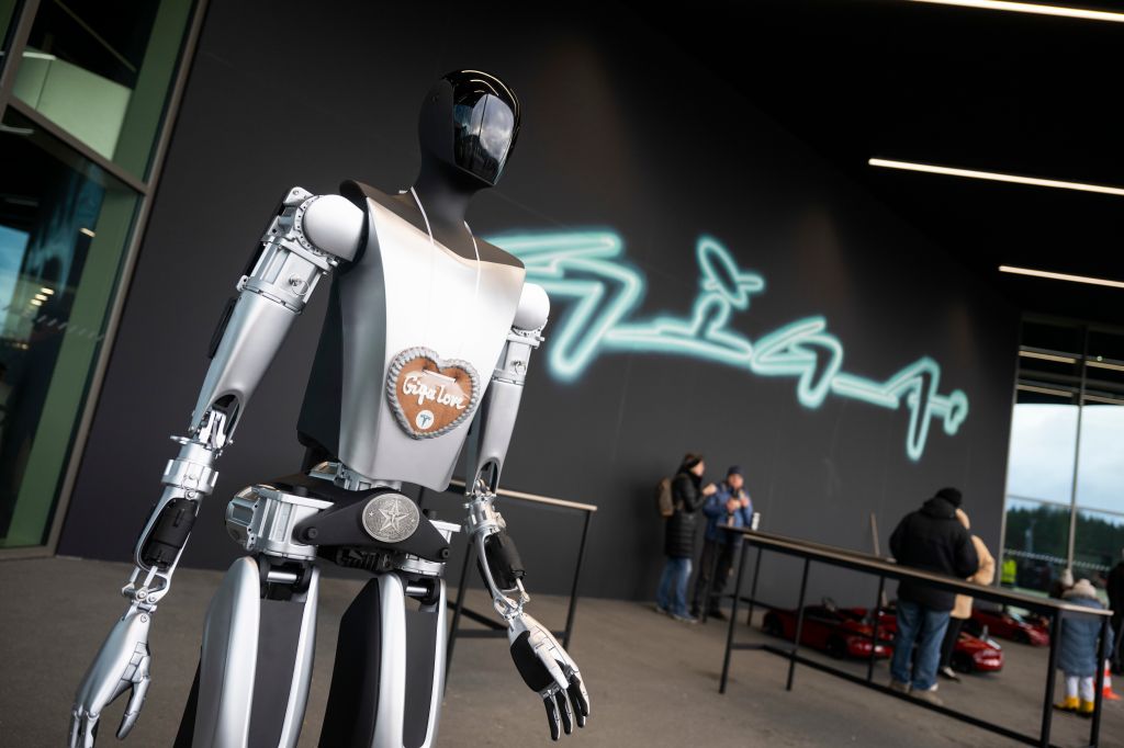 A robot stands in front of the entrance to the Tesla factory Gigafactory in Berlin-Brandenburg.