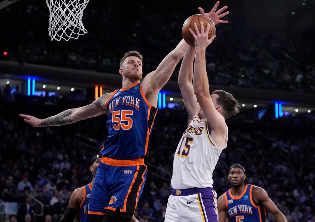 Isaiah Hartenstein looks to block Austin Reaves' shot during the Knicks' loss to the Lakers.