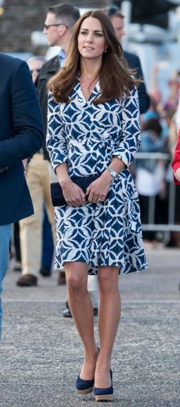 The Duke and Duchess of Cambridge at Echo Point in the Blue Mountains, Australia, with Catherine wearing a blue and white dress.