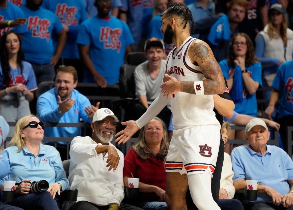 Johni Broom reaches out his hand to apologize to Morgan Freeman after smacking Freeman's away after he fell into him during Auburn's 91-77 win over Mississippi.