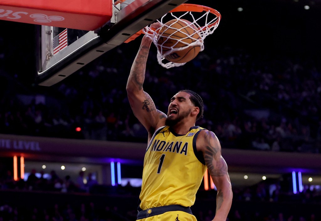 Former Knick Obi Toppin, who scored 12 points, slams home a dunk during the Pacers' 109-105 loss.