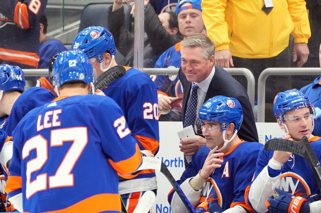 Patrick Roy of the New York Islanders speaks to his team against the Dallas Stars