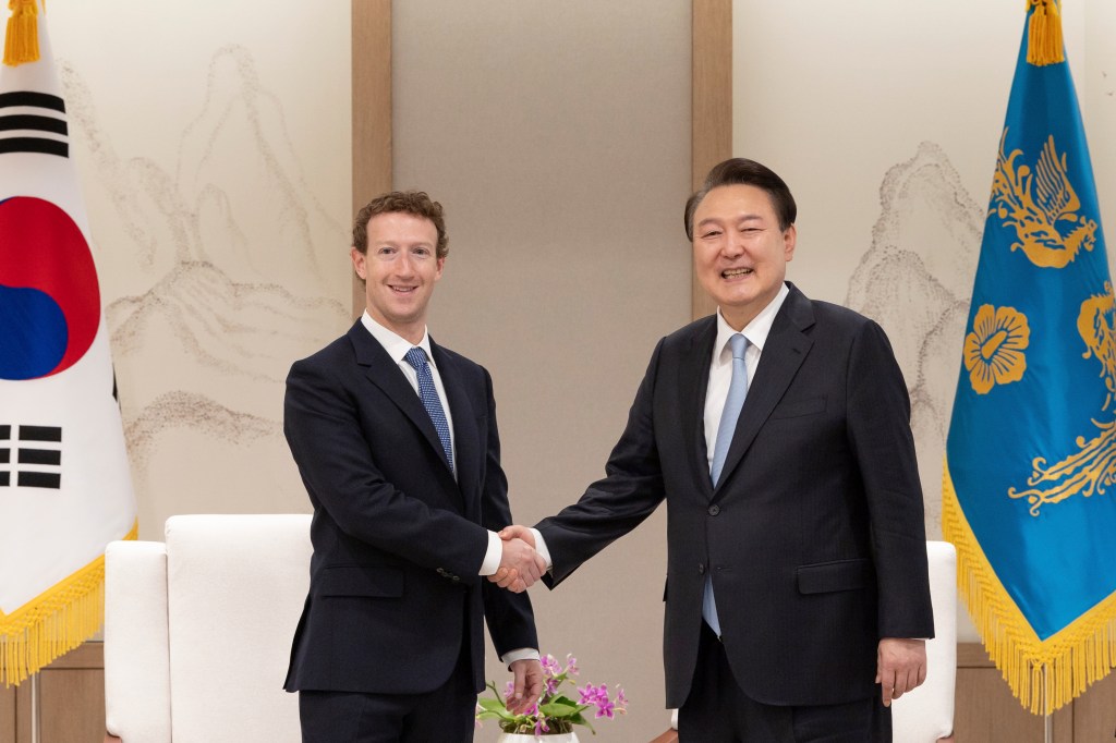 Metaa CEO Mark Zuckerberg shakes hands with South Korean President Yoon Suk Yeol during his visit to Seoul on Feb. 29, 2024.