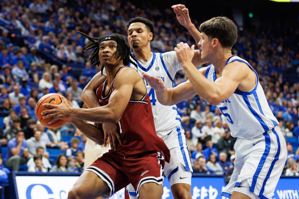 New Mexico State Aggies forward Robert Carpenter (21) vs Kentucky Wildcats forward Tre Mitchell (4) during NCAA basketball game at Rupp Arena.