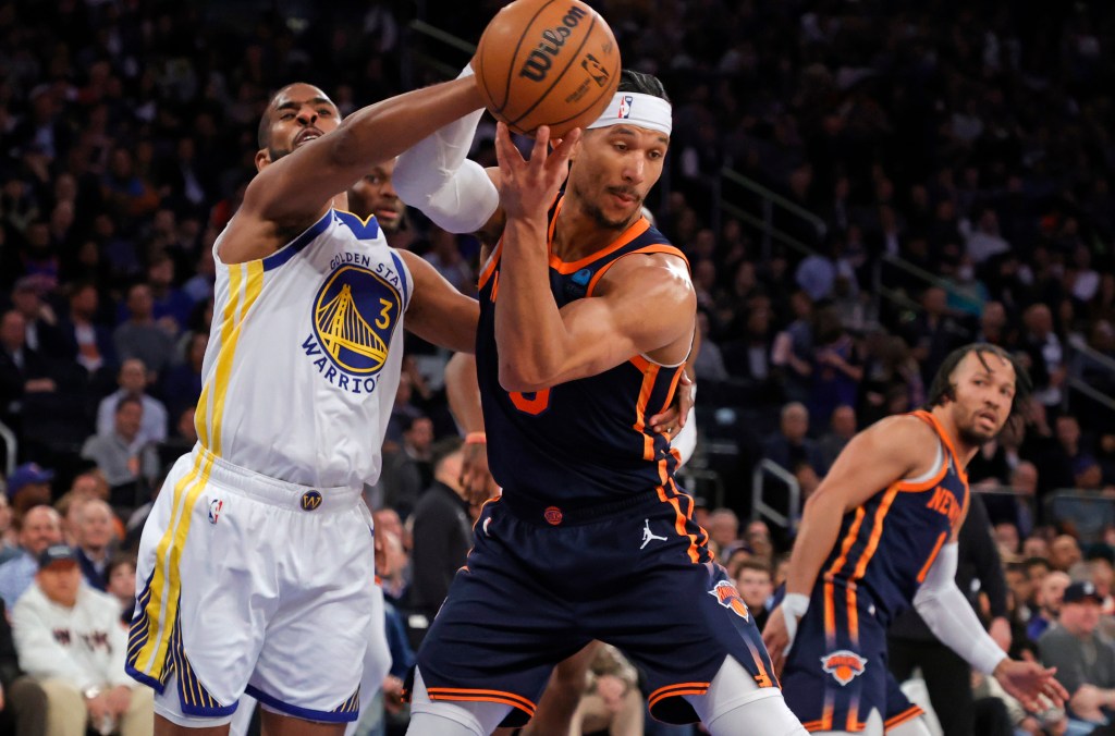 Josh Hart pulls a rebound away from Chris Paul during the Knicks' loss to the Warriors.