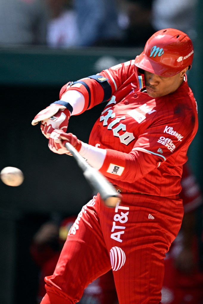 Robinson Cano swings during the first inning against the Yankees on Sunday.