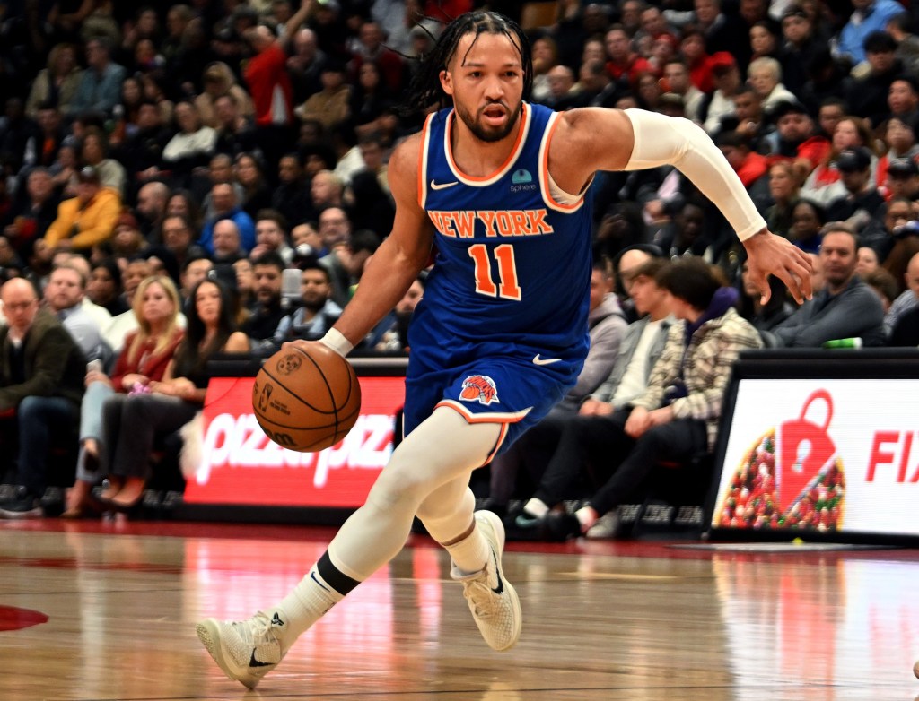 Jalen Brunson drives up the court during the Knicks' win.