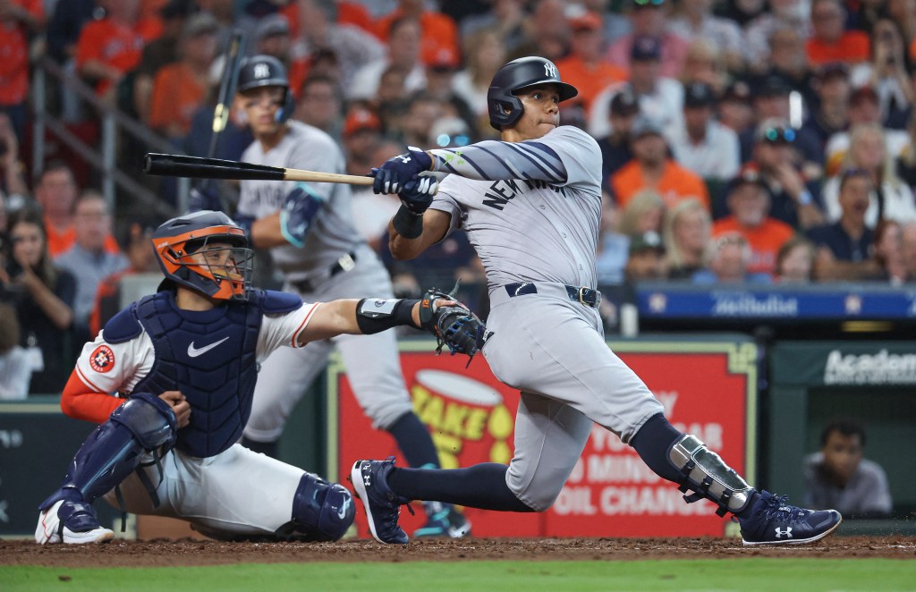 Yankees right fielder Juan Soto (22) hits an RBI single during the fifth inning against the Houston Astros.