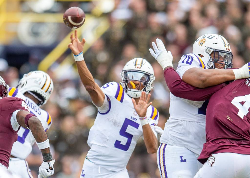 Quarterback Jayden Daniels