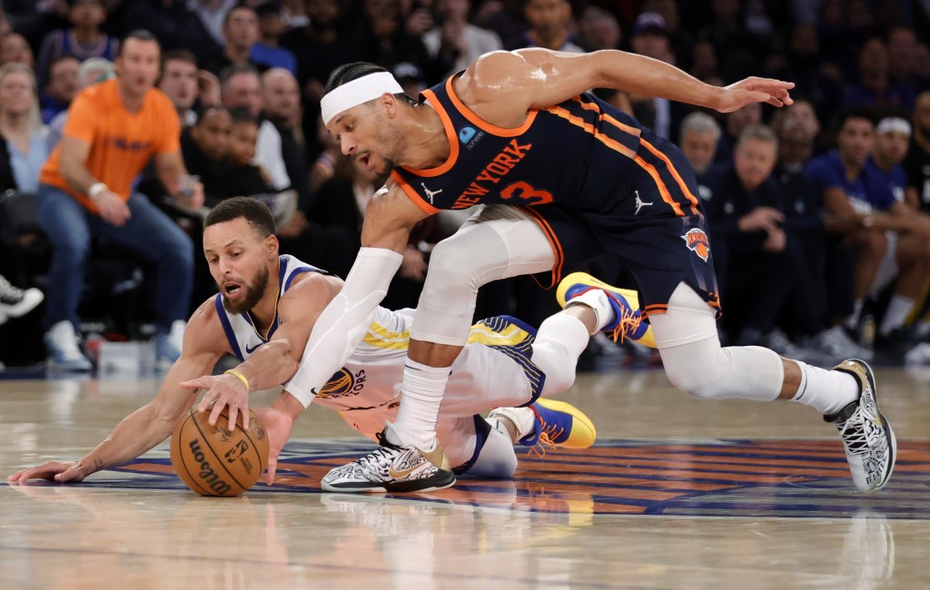 Josh Hart and Stephen Curry dive for a loose ball during the Knicks' 110-99 loss to the Warriors.