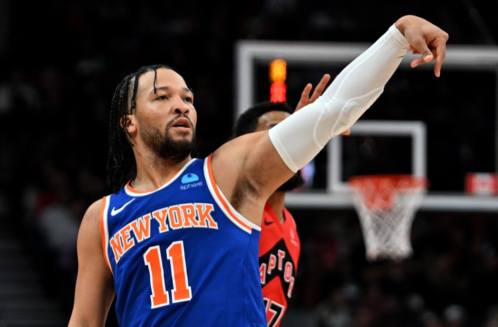 Jalen Brunson, who scored 26 points, puts up a shot during the Knicks' 145-101 blowout win over the Raptors.