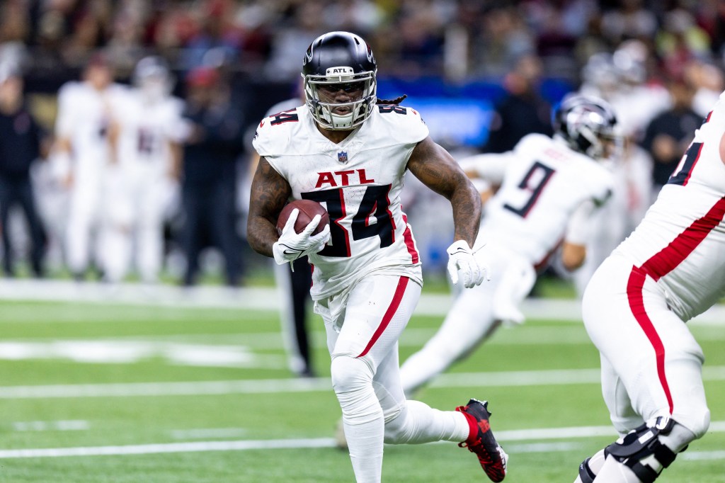 Cordarrelle Patterson, who is signing with the Steelers, breaks into the  open field for the Falcons last season.