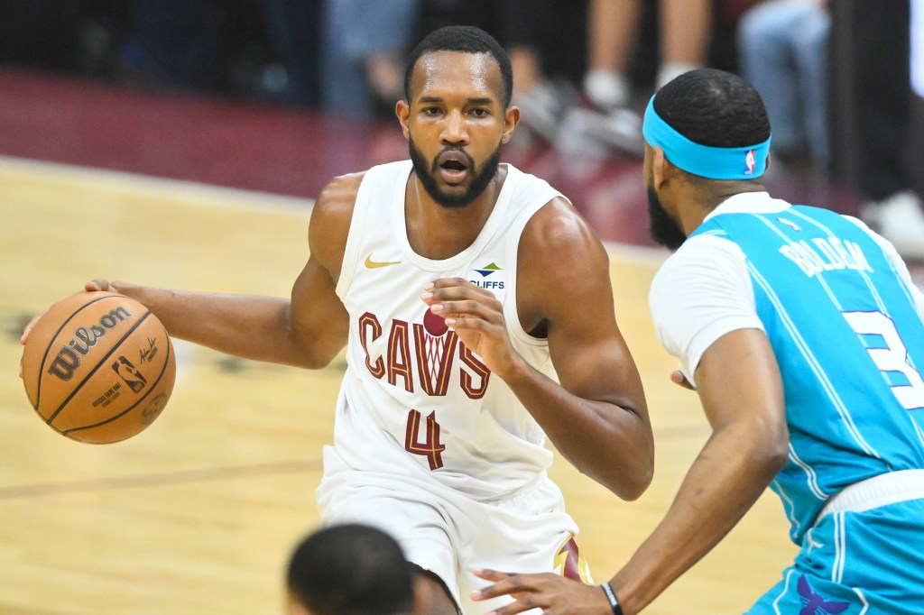 Evan Mobley didn't play in the fourth quarter of the Cavaliers' loss to the Hornets on Sunday.