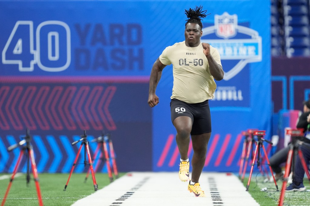 Georgia offensive lineman Amarius Mims running a drill at the NFL football scouting combine in Indianapolis