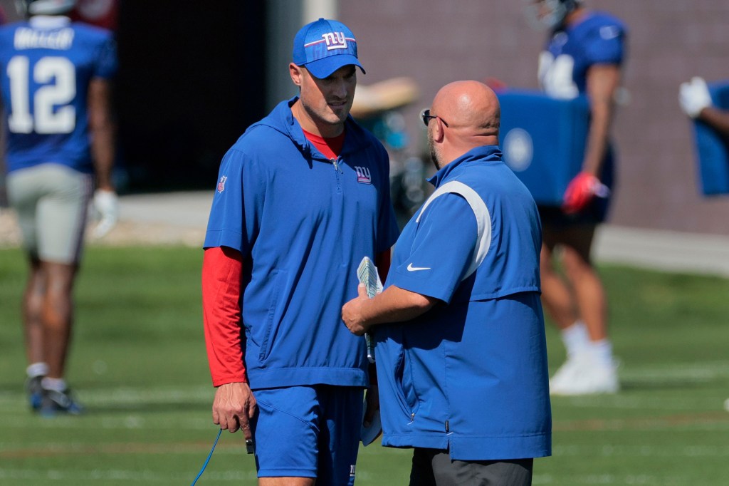 It remains unclear if Brian Daboll (r.) will call the Giants' plays on offense instead of Mike Kafka in 2024.