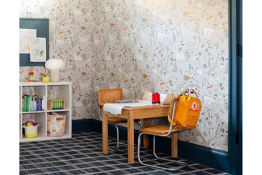 A room featuring a table and chairs