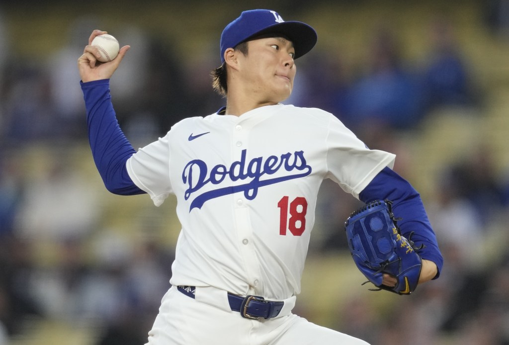 Yoshinobu Yamamoto delivers a pitch during the Mets' win over the Dodgers.