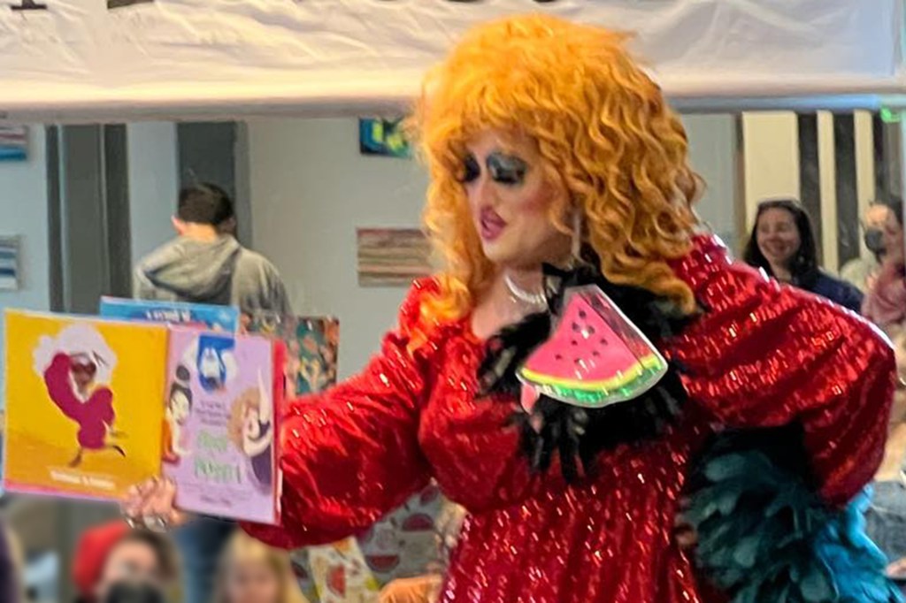 "Today what we're going to do is shout 'Free Palestine'. Can I hear that?" the drag queen, known as "Lil Miss Hot Mess", was filmed telling the children in the 30-second clip. 