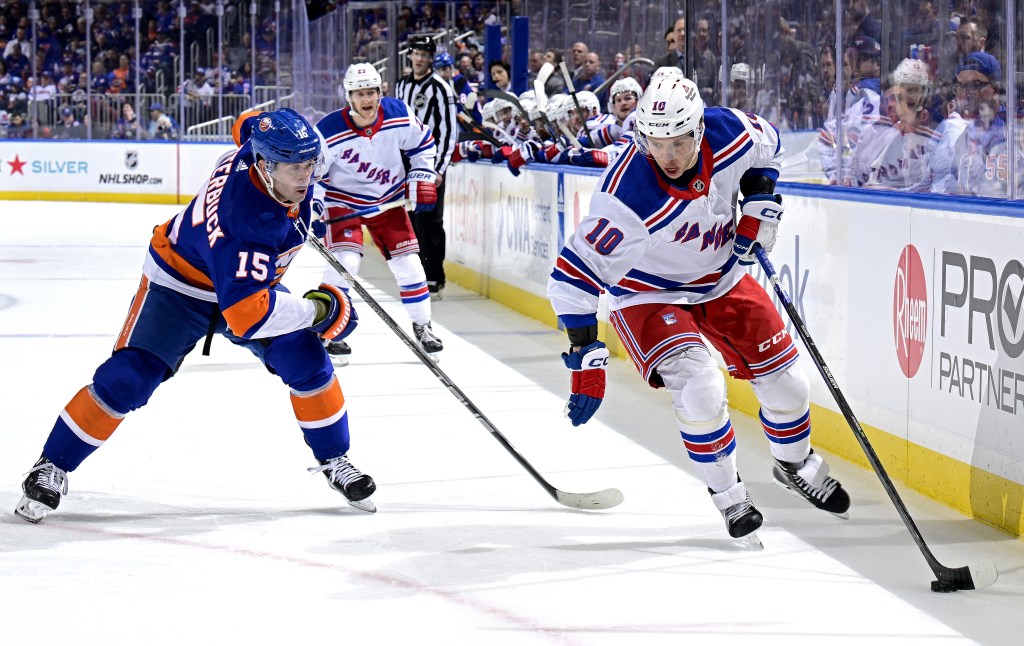 Cal Clutterbuck (left) defends Artemi Panarin during the Islanders' 4-2 win over the Rangers.