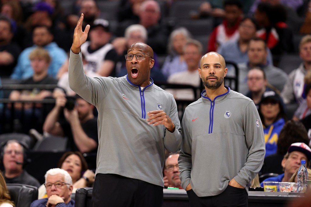 Jordi Fernandez (r.) is an assistant coach with the Kings.