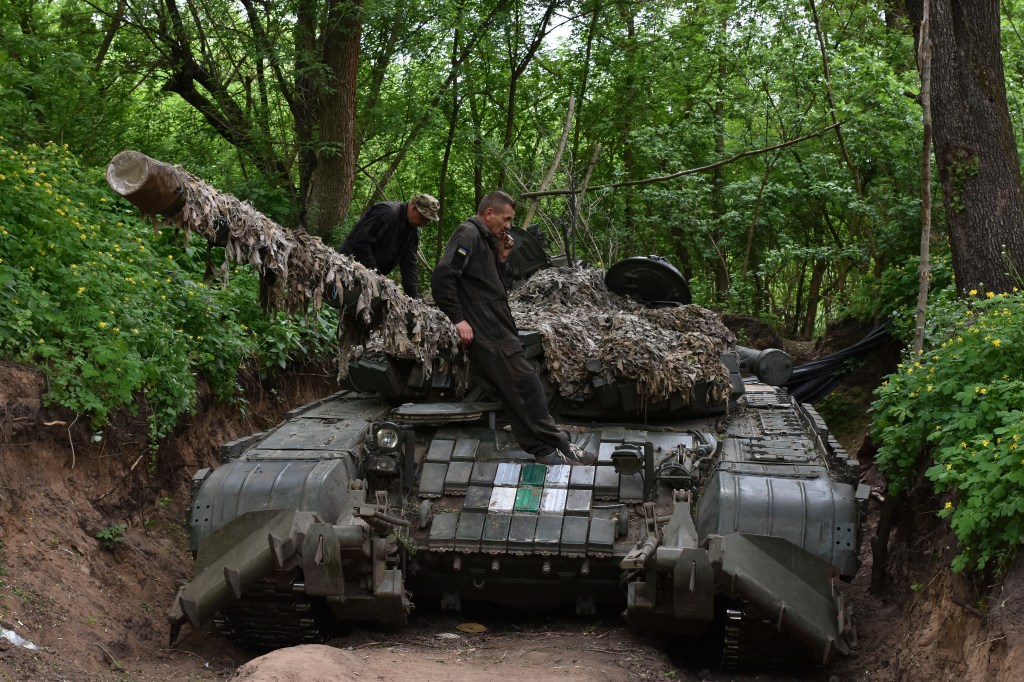 Ukrainian servicemen of the 65th brigade prepare their tank for the next operation