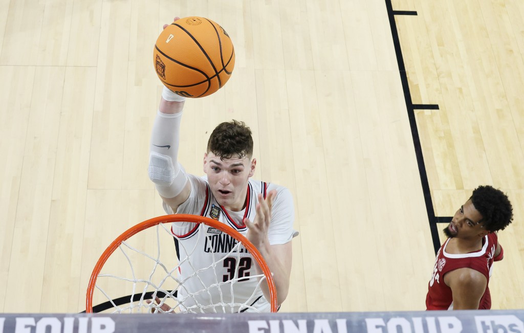 UConn center Donovan Clingan jams home two points during the Huskies' national semifinal win against Alabama on Saturday.