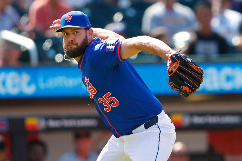 Adrian Houser of the Mets fields a bunt during the seventh inning Sunday at Citi Field.