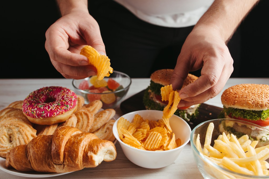 In one trial, participants who ate while distracted reported less enjoyment and satisfaction, an elevated desire for further gratification, and increased snacking afterward.