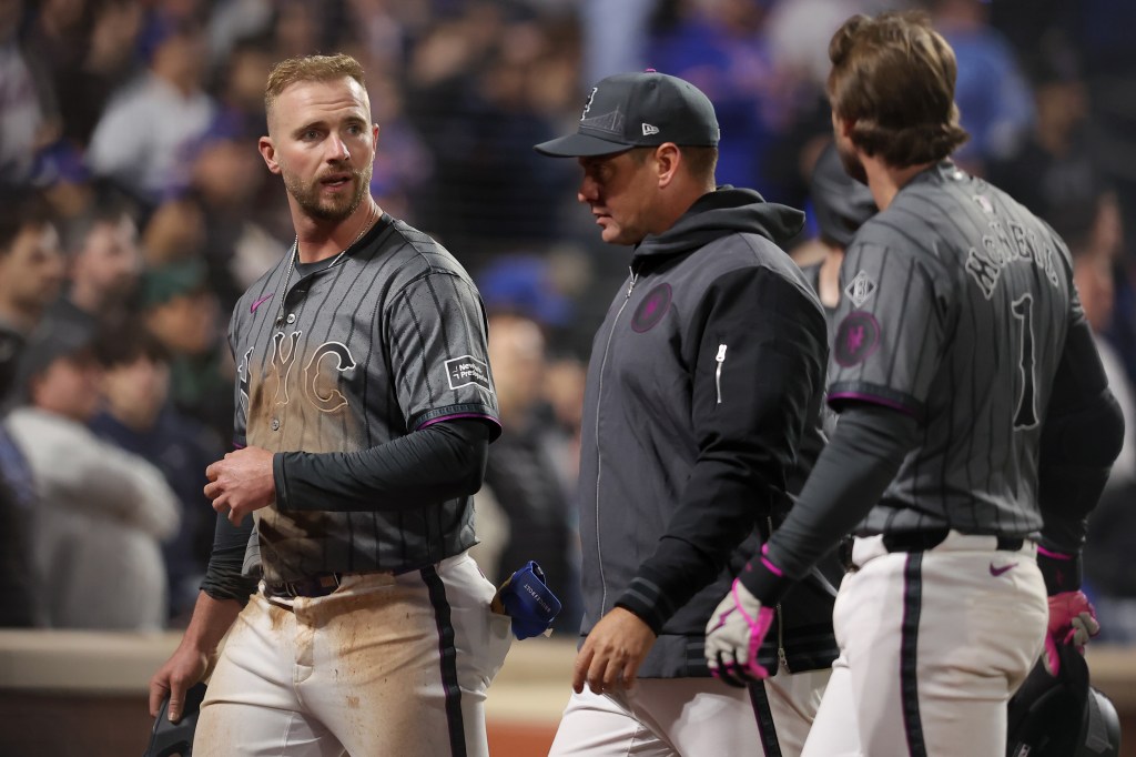 New York Mets first baseman Pete Alonso (20) reacts with manager Carlos Mendoza (64) after being tagged out at home to end the game while trying to score on a fly ball by second baseman Jeff McNeil (not pictured) during the ninth inning against the Chicago Cubs at Citi Field.