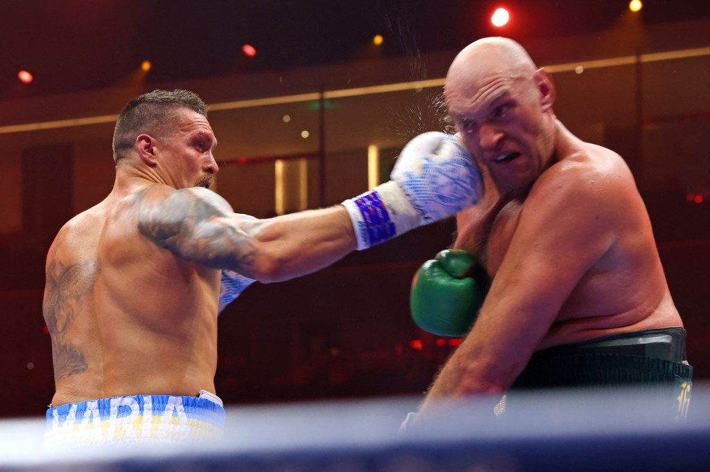 Ukraine's Oleksandr Usyk (L) fights against Britain's Tyson Fury during a heavyweight boxing world championship