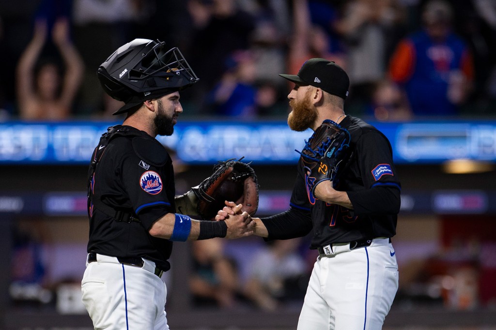 Tomás Nido (l.) and Reed Garrett celebrate the Mets' win against the Diamondbacks on Friday.