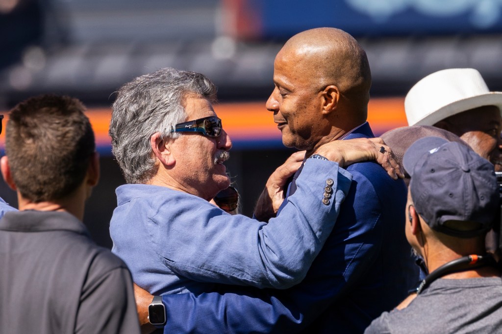 Keith Hernandez (l.) greets Darryl Strawberry (r.) on Saturday as the Mets retire Strawberry's No. 18.