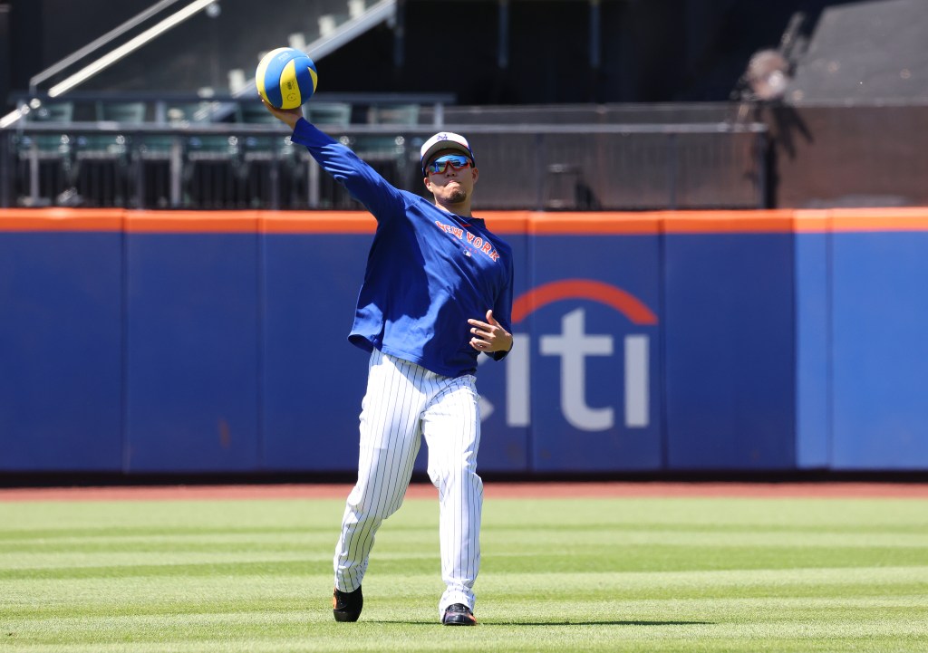 Mets Kodai Senga warms up with a volleyball when the New York Mets played the Arizona Diamondbacks.