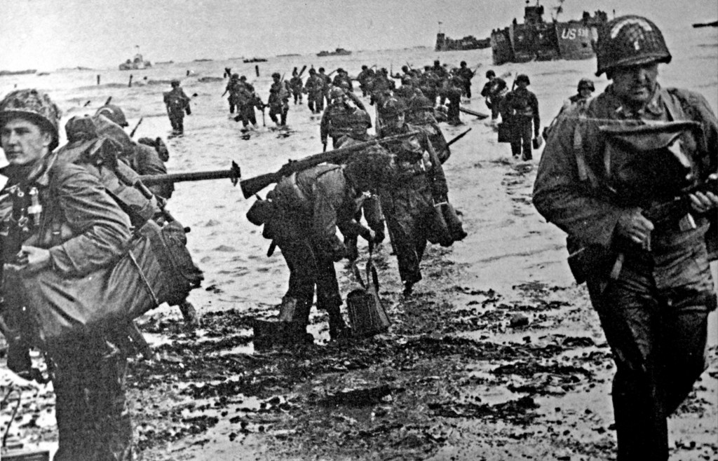 American soldiers go ashore during the Normandy landings. landing operations on Tuesday, 6 June 1944 