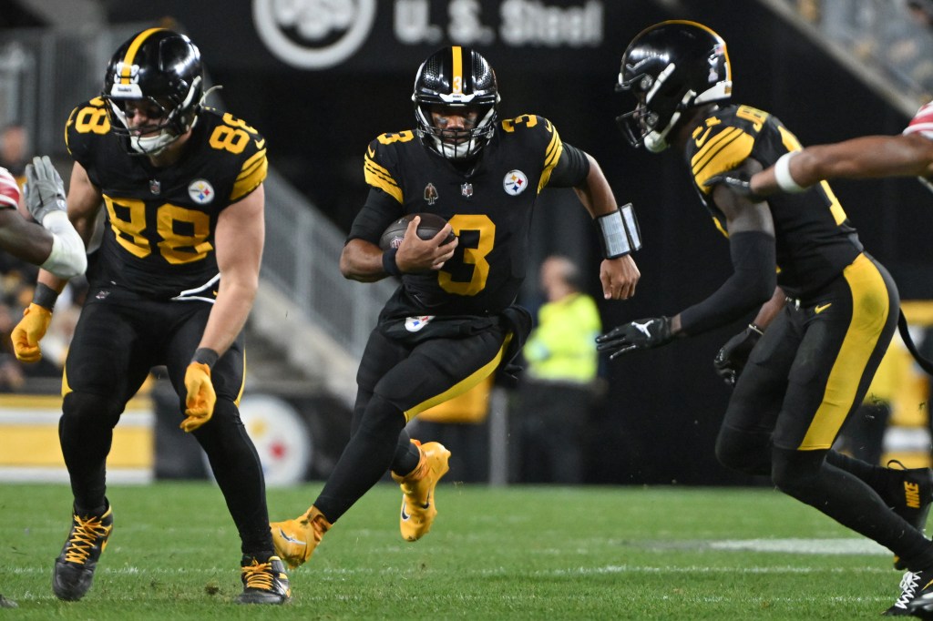 Steelers quarterback Russell Wilson (3) scrambles against the New York Giants