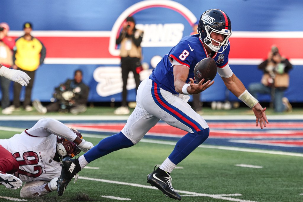 Daniel Jones is stopped on a two-point conversion during the Giants' loss to the Commanders on Nov. 3, 2024. 