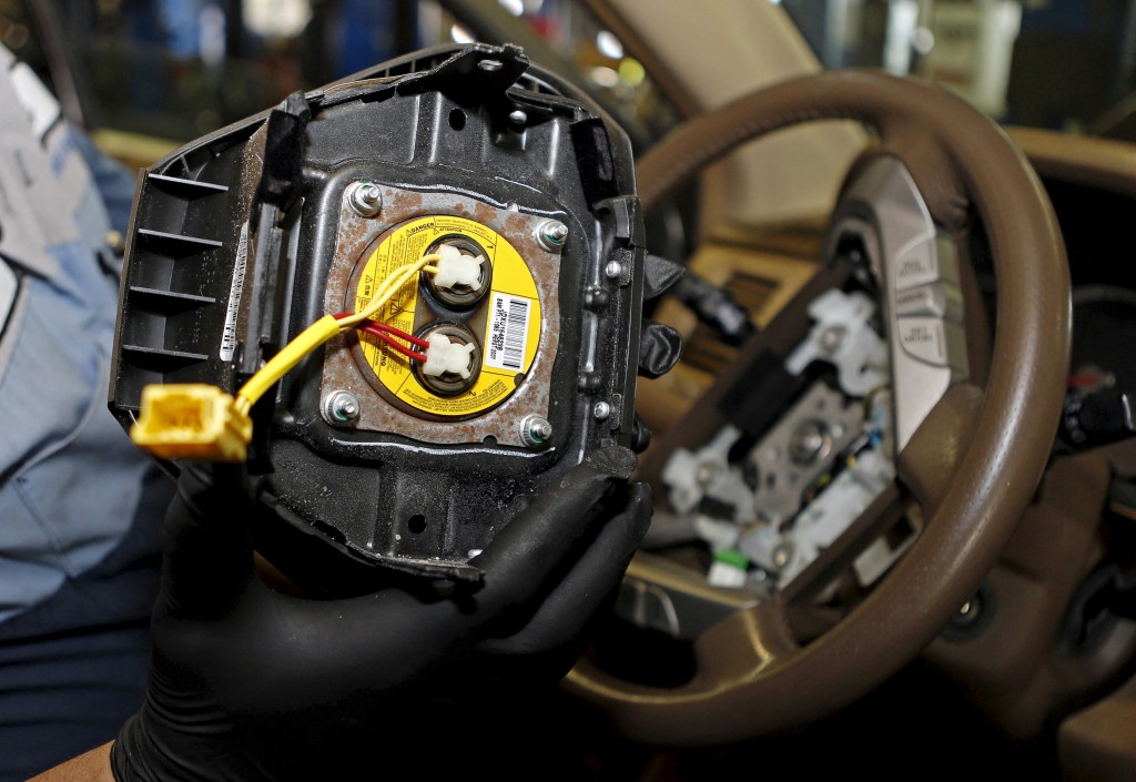 FILE PHOTO: Technician Edward Bonilla holds a recalled Takata airbag inflator in Miami, Florida in this June 25, 2015 file photo.    REUTERS/Joe Skipper/Files/File Photo
