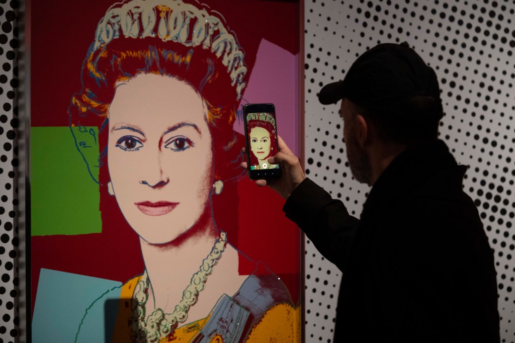 The gallery enjoyer recreates the image of Andy Warhol's silkscreen of Queen Elizabeth II with his smartphone.