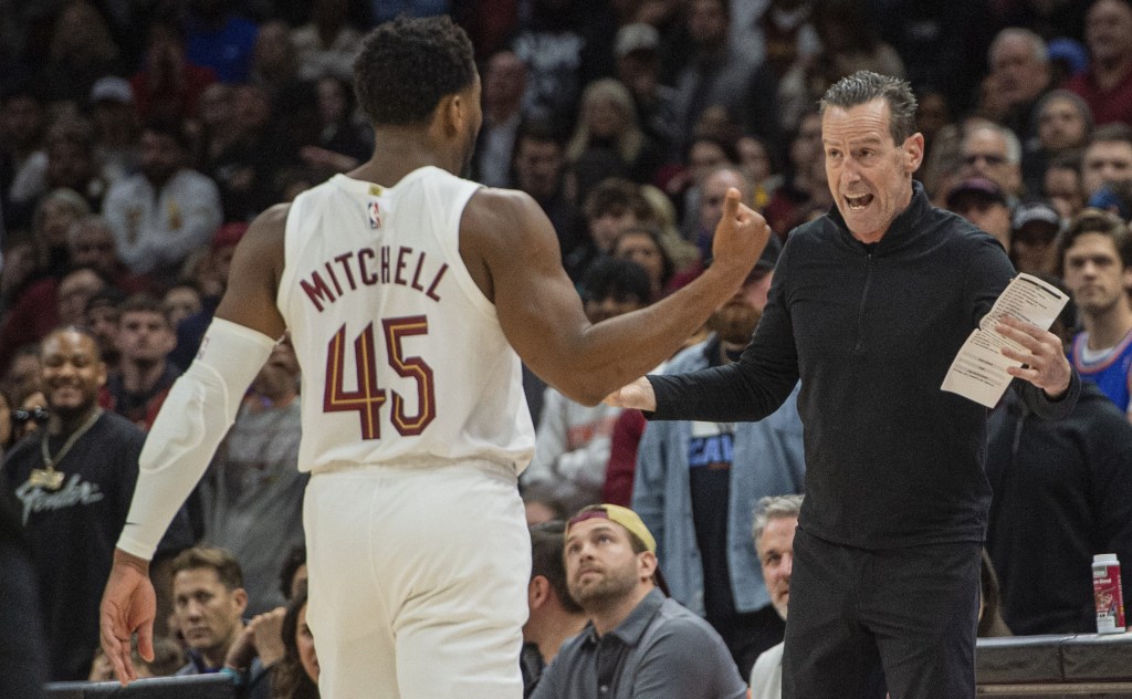 Cleveland coach Kenny Atkinson talks with Donovan Mitchell during the Nets' 105-100 loss to the Cavaliers on Nov. 9, 2024.