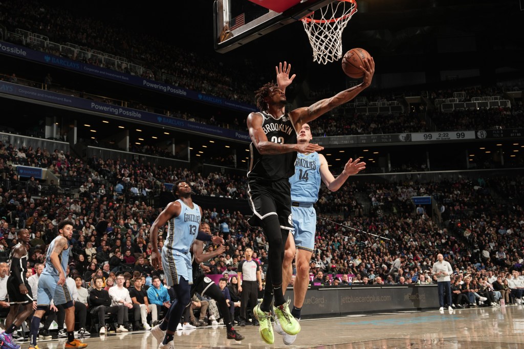 Nic Claxton scores during the Nets' win over the Grizzlies on Nov. 4, 2024. 