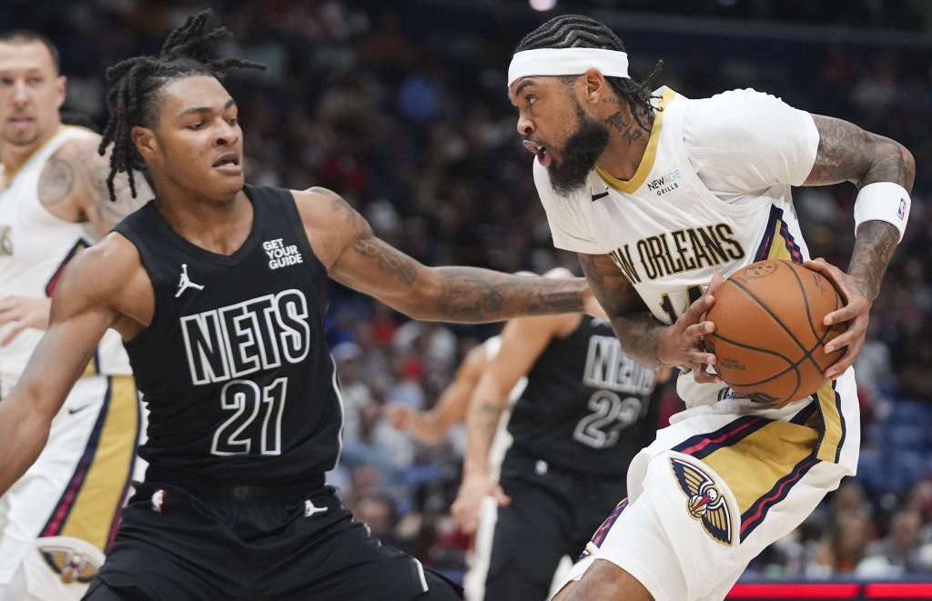 Noah Clowney defends Brandon Ingraham during the Nets' win over the Pelicans on Nov. 11, 2024.