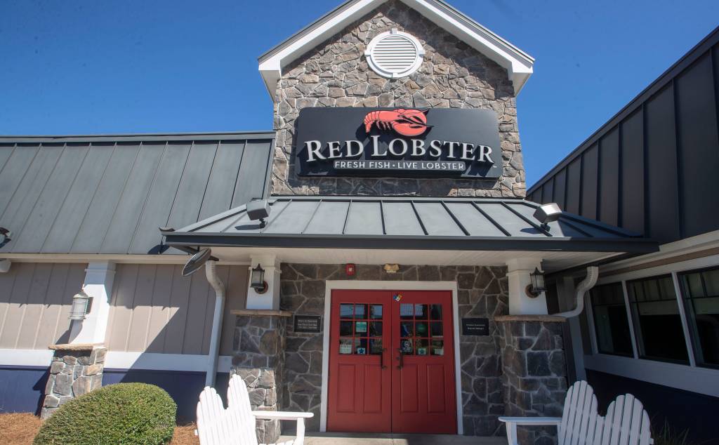 Exterior view of the oldest continuously-operating Red Lobster restaurant in Tallahassee.