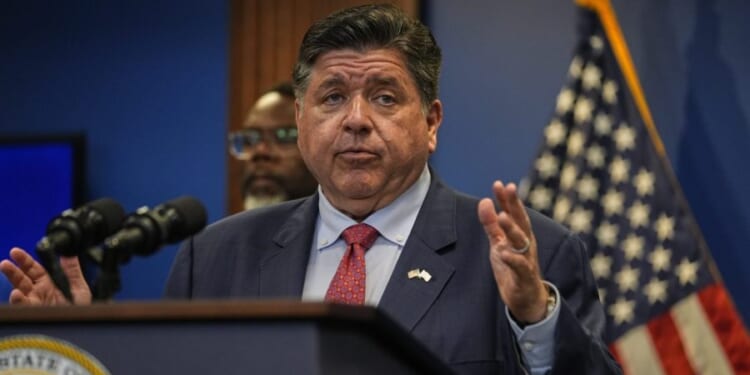 Pritzker: 400 Texas National Guard headed to Illinois, Oregon