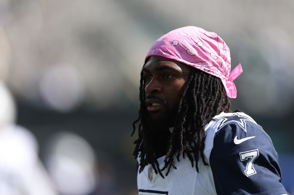 Trevon Diggs in a pink bandana during the Dallas Cowboys game.