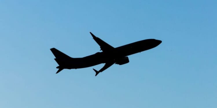 United Airlines flight diverted after windshield cracks