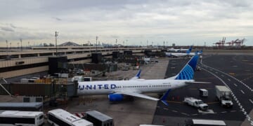 Delta, United Cancel Hundreds Of Weekend Flights Due To Government Shutdown