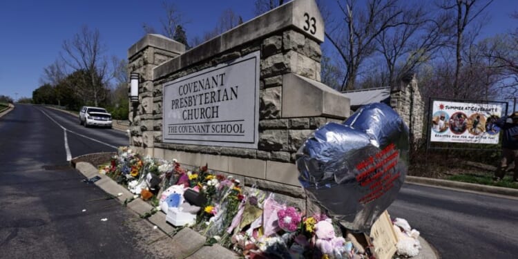 Dog who comforted grieving Nashville students wins Humane Society award