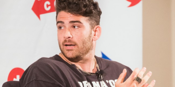 I'd Die Sitting Next to Greg 'Buttfeld' Daily – Twitchy